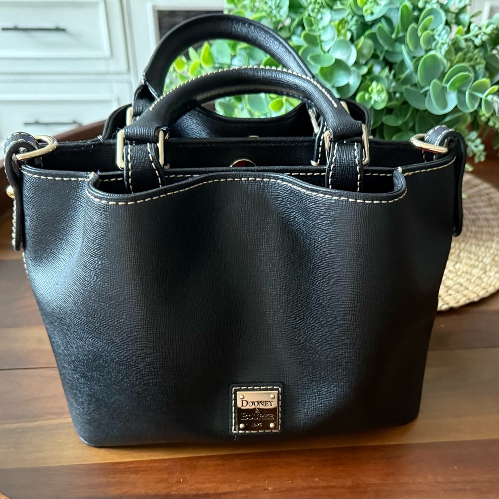 Dooney & Bourke Mini Barlow - missing strap